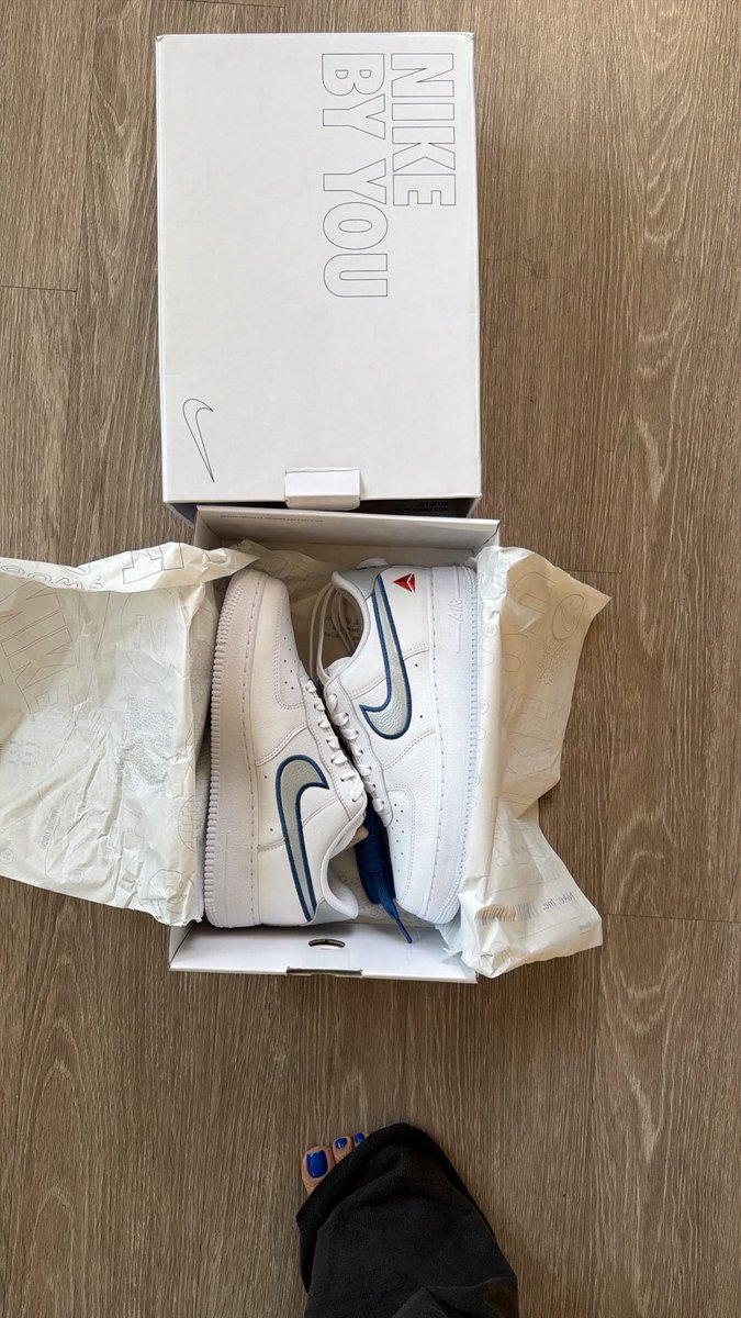 Dali_j_'s tweet image. Now boarding Flight DL203