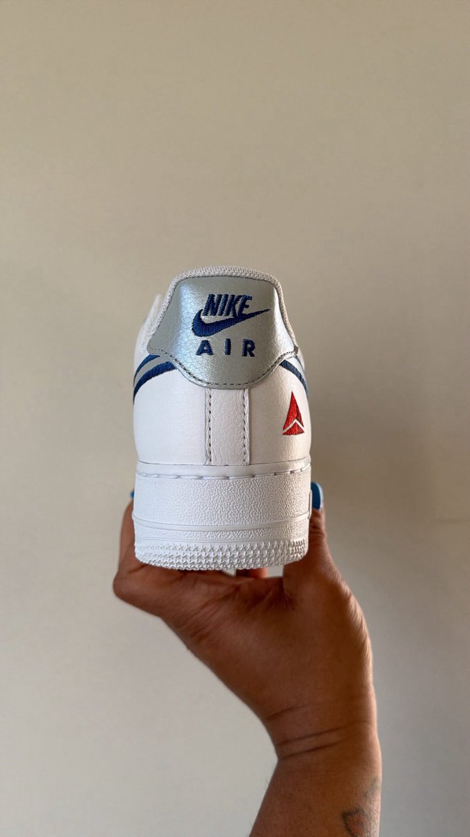 Dali_j_'s tweet image. Now boarding Flight DL203