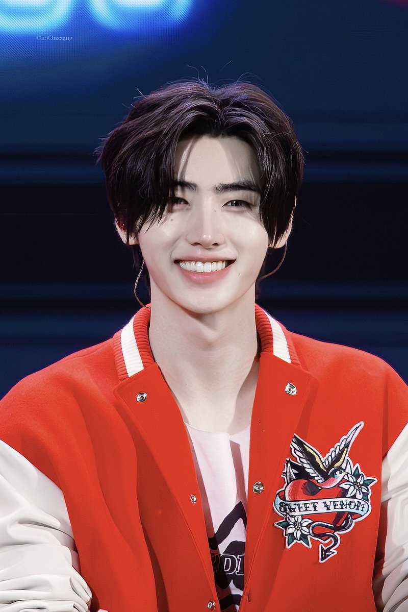 ariithetoast's tweet image. no puede ser tan lindo por el amor de dios la sonrisa y sus cejas y los ojos me pongo a llorar de lo lindo q es