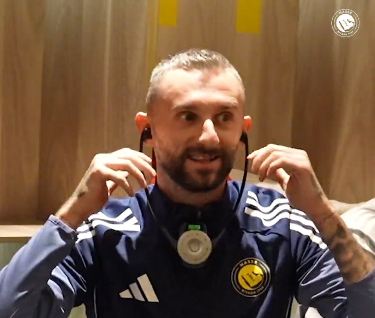 🚨🚨

أثناء الحصة الفنية اللاعبين في نادي #النصر يرتدون جهاز الترجمة لإيصال توجيهات الكوتش بأفضل وأسرع شكل 👏🏻💛