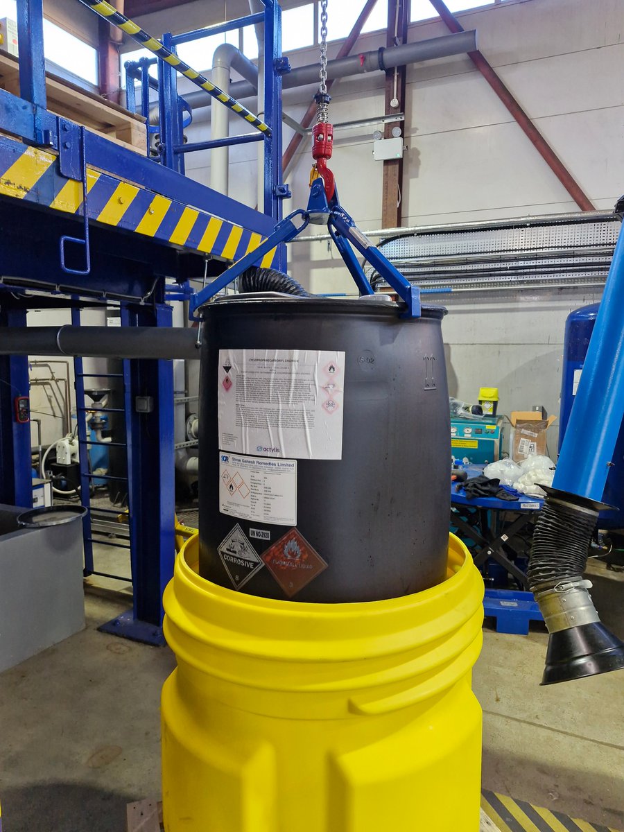 LiftruckUK's tweet image. Great to hear from a customer this week — their vertical drum sling was the ideal tool for lifting repacked drums with narrow overhead access. Thanks for the update, @actylis! 💪🛢️
#MaterialHandling #LiftingEquipment #SafetyFirst