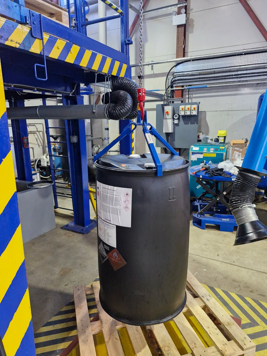 LiftruckUK's tweet image. Great to hear from a customer this week — their vertical drum sling was the ideal tool for lifting repacked drums with narrow overhead access. Thanks for the update, @actylis! 💪🛢️
#MaterialHandling #LiftingEquipment #SafetyFirst