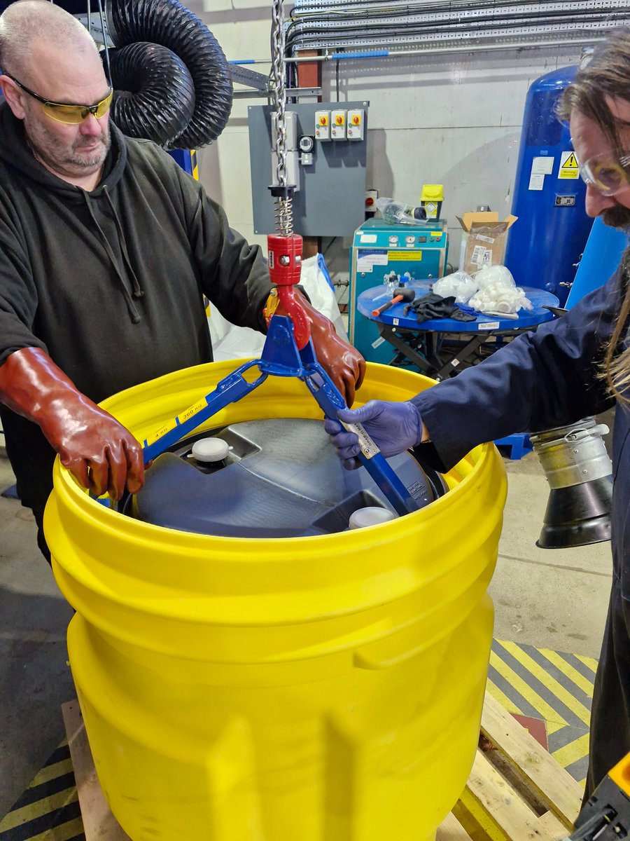 LiftruckUK's tweet image. Great to hear from a customer this week — their vertical drum sling was the ideal tool for lifting repacked drums with narrow overhead access. Thanks for the update, @actylis! 💪🛢️
#MaterialHandling #LiftingEquipment #SafetyFirst