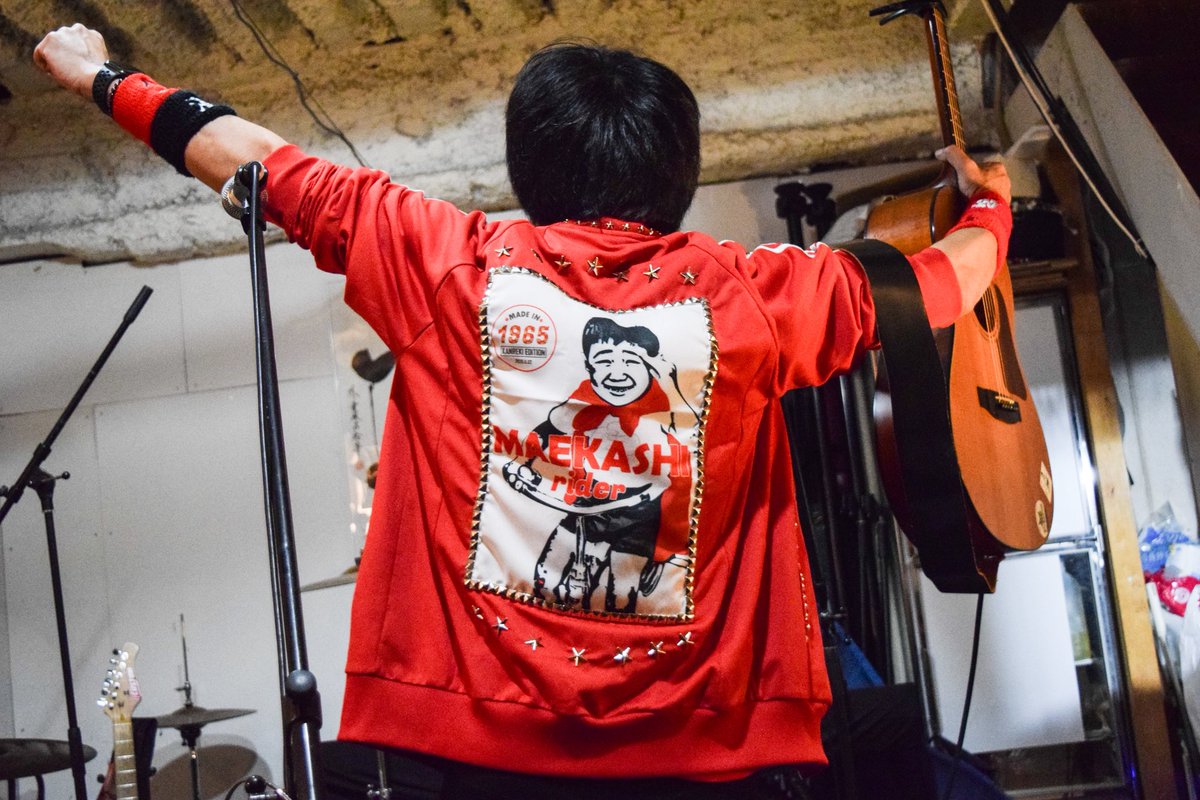 maekashi_ver1's tweet photo. CRZCRZの生配信終わり。還暦🔴祝いのステージ衣装をプレゼントしてくれた、#高円寺ドクロショップ（#LUCCY）へご挨拶。すると、まさかのサプライズで追加プレゼント🎁マエカシライダー少年期の額装を2種😍左:ソウタ（#30派LESSFAT）、右:カツラさん（#Pityfall）記念撮影📸よ〜く見ると、湯♨️らっくす https://t.co/APzYEgOtnC