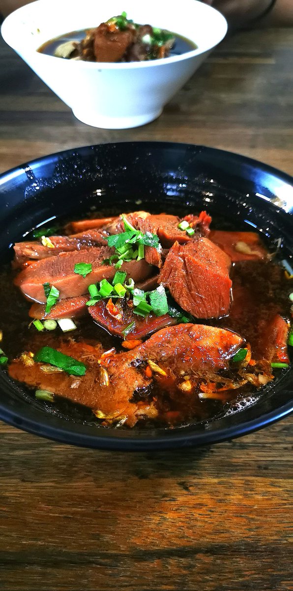 ก๋วยเตี๋ยวเนื้อ"รสเอกโอชา" พิกัดเลี่ยงเมือง​นนทบุรี​ จานนี้เป็นเล็กลิ้นตุ๋น​ ละลายในปากแค่เอาลิ้นดุนเบาๆเส้นใยของเนื้อก็หลุดออกมาทั่วปาก​ อีกทั้งบอดี้น้ำซุปที่หอมฟุ้งทั่วปาก​ไม่มันและไม่หนักจนเกินไปหอมเครื่องยาจีนแต่ไม่หวานไม่พะโล้​ ที่เด็ดที่สุดคือไปกินกับแฟนที่น่ารักที่สุดในโลก