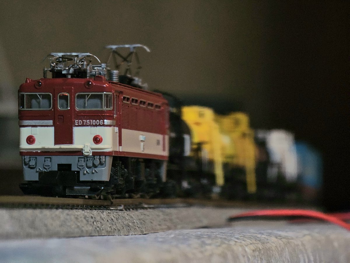 ED75 1006 東北本線貨物列車風
参考にした写真の編成では重連でした
タキ5450、タキ18600、コキ等が繋がっていて単編成でも楽しめる編成です
#Nゲージ #貨物 #ED75 #タキ