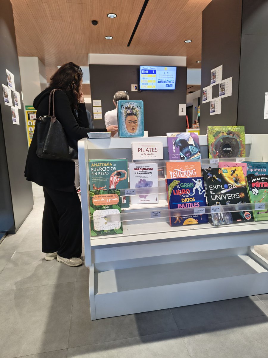 Lo de <a href="/Correos/">Correos</a> en Xàtiva es digno de estudio. Vengas cuando vengas hay cola. Ahora mismo solamente hay operativos dos puestos, pero es que es una cuestión eterna. #bewatermyfriend