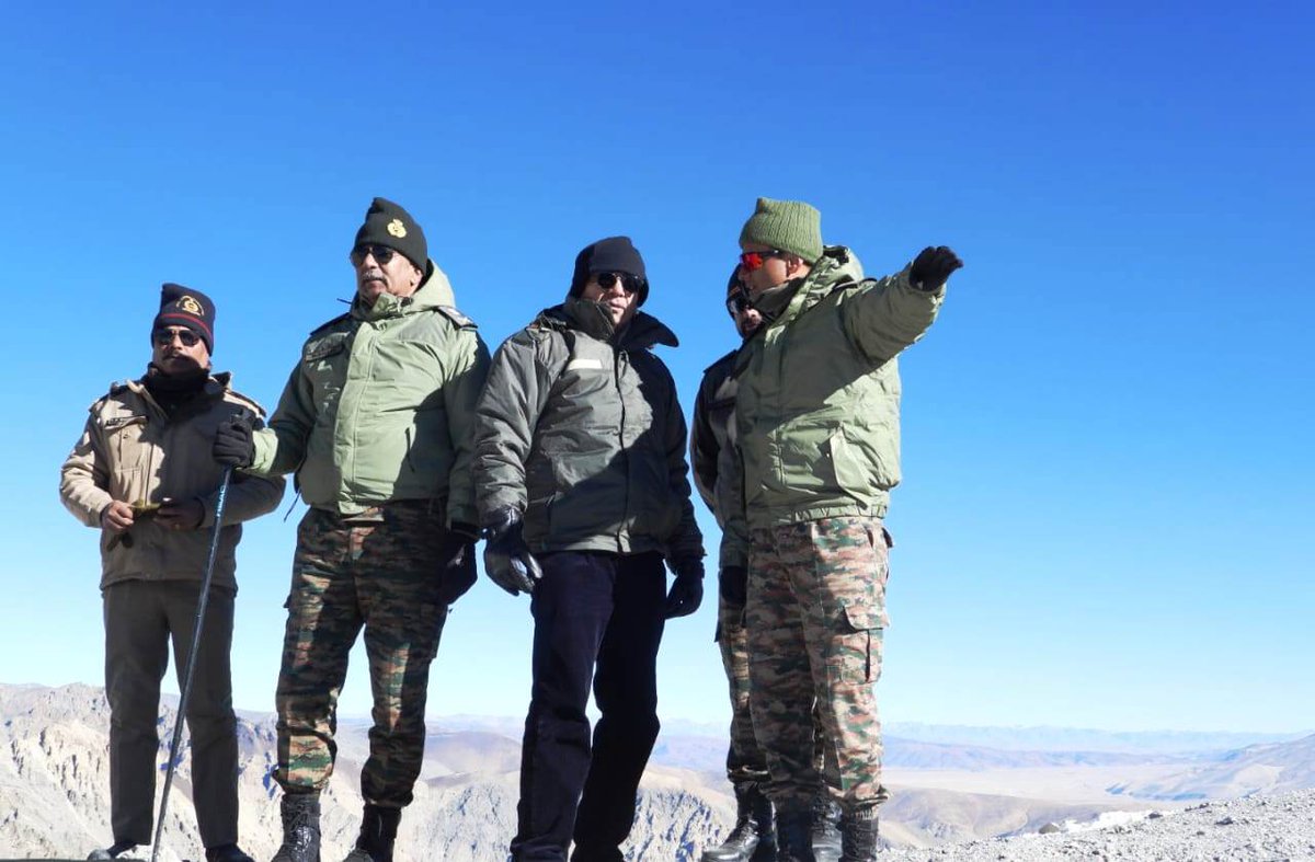 prodefencejammu's tweet image. Defence Secretary Shri Rajesh Kumar Singh visited forward locations in the Central Sector from 15–17 Nov 2025, reviewing key operational matters at Pithoragarh and assessing critical border infrastructure at Navidang with Battalion Commanders, @BROindia officials &amp;amp; the DGBR. The…
