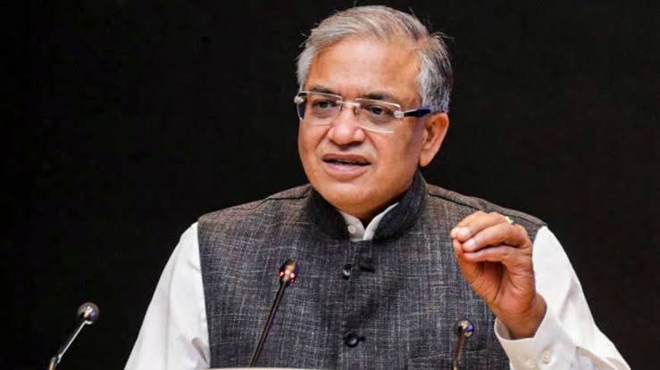awesh29's tweet photo. आदरणीय लोकतंत्र के  माई बाप चुनाव आयोग जी @ECISVEEP, उन सवालों के जवाब अब तक नहीं मिले जो पत्रकारों ने चुनाव के पहले और  SIR  के बाद उठाए थे। चलिए यही कह दीजिए नीचे लगाए गए आरोप झूठे हैं।

साथी नितिन की टीम ने द रिपोर्टर्स कलेक्टिव में SIR के बाद जो आपत्तियाँ उठाई थी। उनमें से प्रमुख आपत्तियाँ सुनिए –

-243 विधानसभाओं में 14.35 लाख संदिग्ध डुप्लिकेट वोटर मिले,

– 3.4 लाख में नाम, रिश्तेदार और उम्र पूरी तरह मेल खा रही थी।

– 39 सीटों पर 3.76 लाख संदिग्ध मतदाता मिले , जिनमें 1.88 लाख नाम दो बार दर्ज थे। 

– वाल्मीकिनगर में 5,000 यूपी के डुप्लिकेट वोटर पाये गए जबकि यह पूर्वी चंपारण की मजबूत सीट मानी जा रही थी।

– चंपारण के 3 सीटों (पिपरा, मोतिहारी, बगहा) पर 80,000 गलत पते मिले।

आपने  दावा-आपत्ति अवधि में सुधार का वादा किया, लेकिन असर नगण्य रहा। मृत/अनुपस्थित मतदाता मृतकों और गायब मतदाताओं के नाम नहीं हटाए गए। SIR ने इनकी जाँच नहीं की। लाखों मृत नाम बने रहे।

 मुस्लिम -बहुल सीटों से नाम हटाने के प्रयास किया गया उन्हें BJP द्वारा ‘गैर-नागरिक’ के तौर पर चिह्नित किया गया  ढाका सीट पर 78,384 नाम ‘गैर-नागरिक’ बताकर हटाने का प्रयास हुआ । विपक्ष यह बात बार बार कहता था कि 7 करोड़+ मतदाताओं का 30 दिनों में सत्यापन असंभव है लेकिन आप नहीं माने।