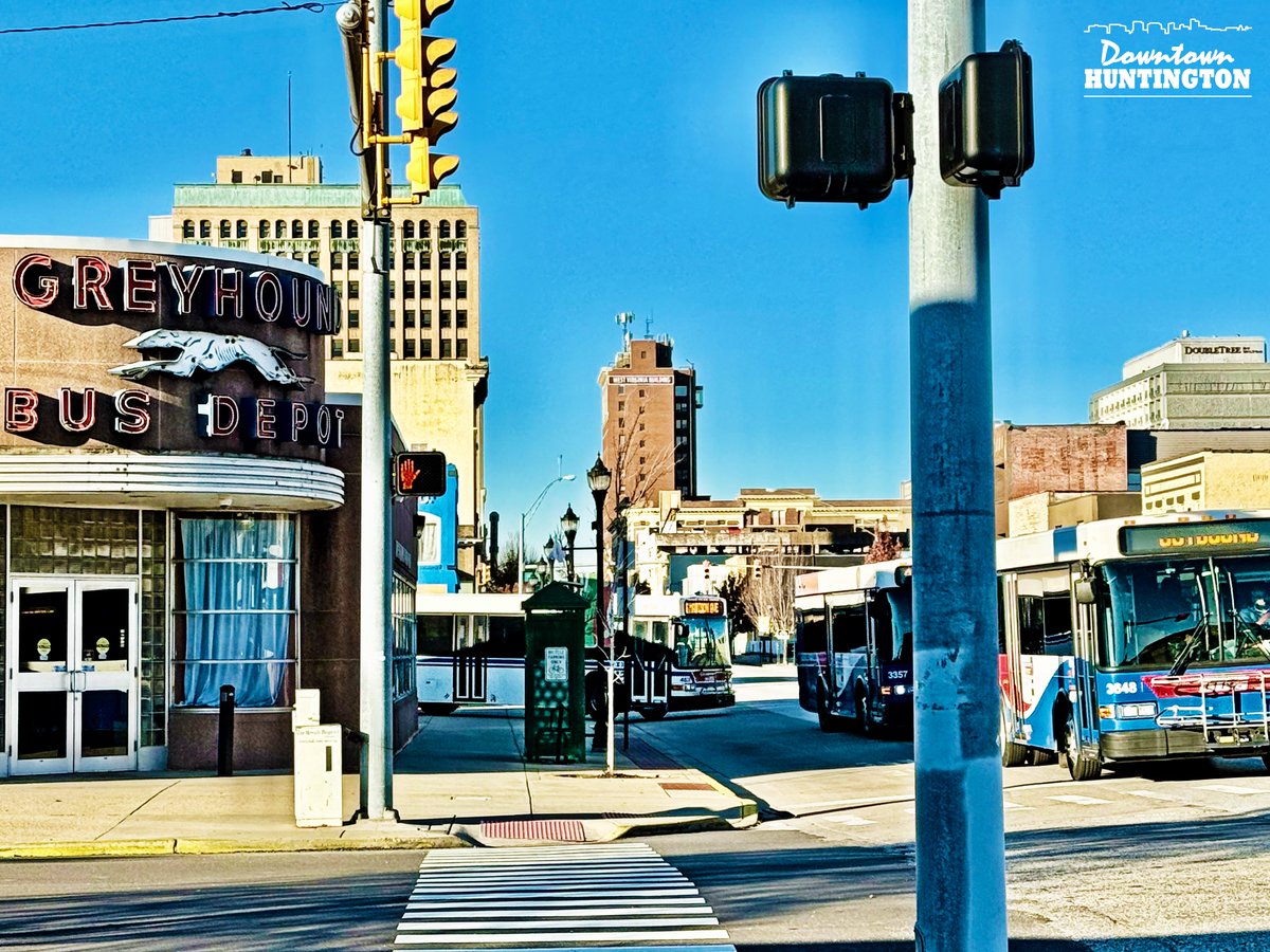 DowntownHWV's tweet image. It&apos;s looking to be just an incredible fall day in downtown #HuntingtonWV.
