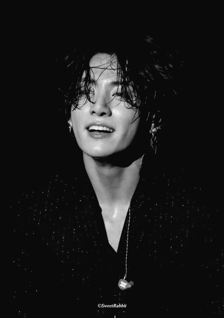 #taekookau 

Where human Taehyung is dating vampire Jungkook. The chaos ensues. 

Because dating a vampire IS NOT EASY.