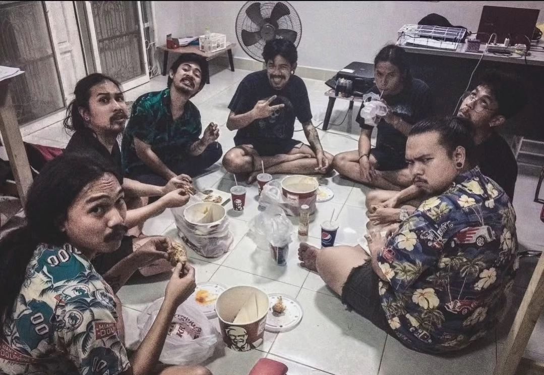 ดูภาพนี้ดิ่ ไม่เคยคิดว่าคนที่ผ่านอะไรกันมาแบบ #ohana จะมีวันนี้ ตอนเขาคิดจะทำเขาไม่มีอะไรแว๊บเข้ามาในหัวบ้างเลยหรอวะ เริ่มจาก1000ซับ เริ่มจากกล้องตัวเดียวคอมตัวเดียว โลเคชั่นก็วนบ้านกัน ลูกค้าคนแรกคิดเงิน8000แบ่งกันคนละพัน ที่เหลือกินเบียร์ แล้วซื้อตึกทำบริษัทกันได้จนทุกวันนี้อะ