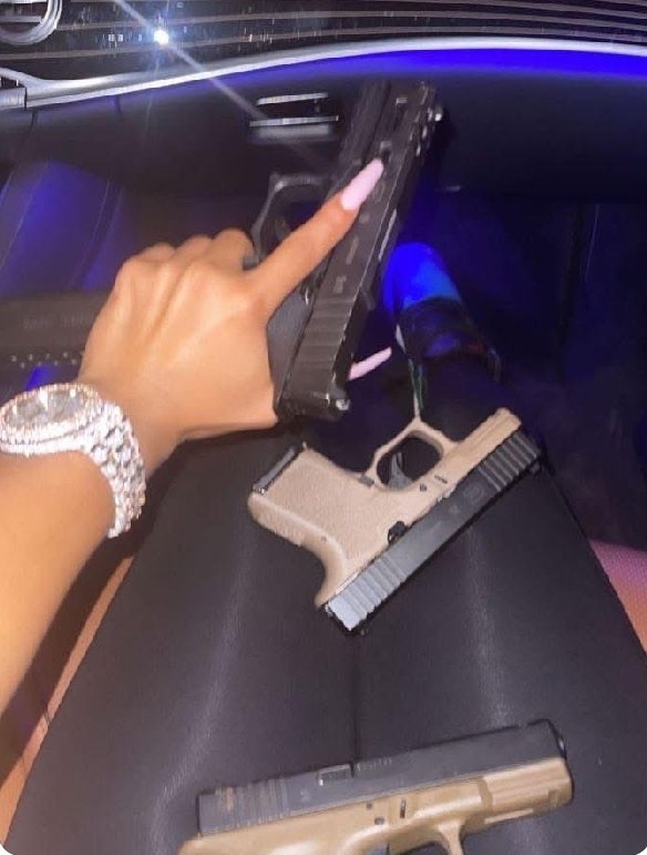darrencedavisjr's tweet image. And what's so attractive about women carrying firearms??? All y'all want to do is shoot a nigga whenever y'all get heart broken!!! Shoot at the real enemy who is trying to tear down the culture and keep us enslaved!!! Otherwise, this is SUCKA SHIT!!! #NoSuckaShit 🤦🏾‍♂️👉🏾🚫🍭💩