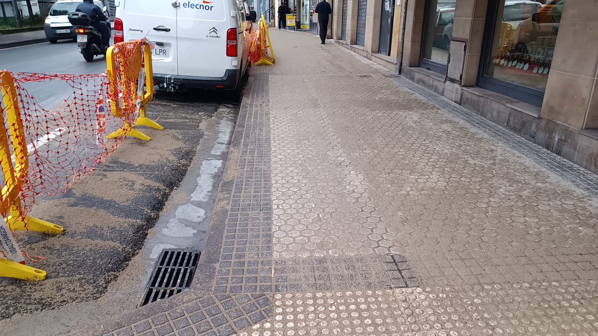 pasaiakoudala's tweet image. ‼️ Trintxerpen gertatutako lur/hondar isuri baten ondorioz, Babes Zibila aktibatu da, oinezkoak irristatzeko edota erortzeko arriskua dagoelako.

Euskadi Etorbidea 31 eta Marinel kalea (Nautikoa) artean ahalik eta kontu handienarekin ibiltzea gomendatzen da.

#Pasaia #Trintxerpe…