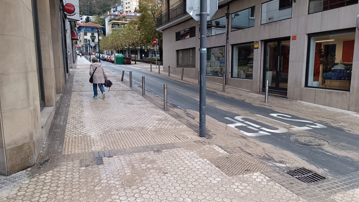 pasaiakoudala's tweet image. ‼️ Trintxerpen gertatutako lur/hondar isuri baten ondorioz, Babes Zibila aktibatu da, oinezkoak irristatzeko edota erortzeko arriskua dagoelako.

Euskadi Etorbidea 31 eta Marinel kalea (Nautikoa) artean ahalik eta kontu handienarekin ibiltzea gomendatzen da.

#Pasaia #Trintxerpe…