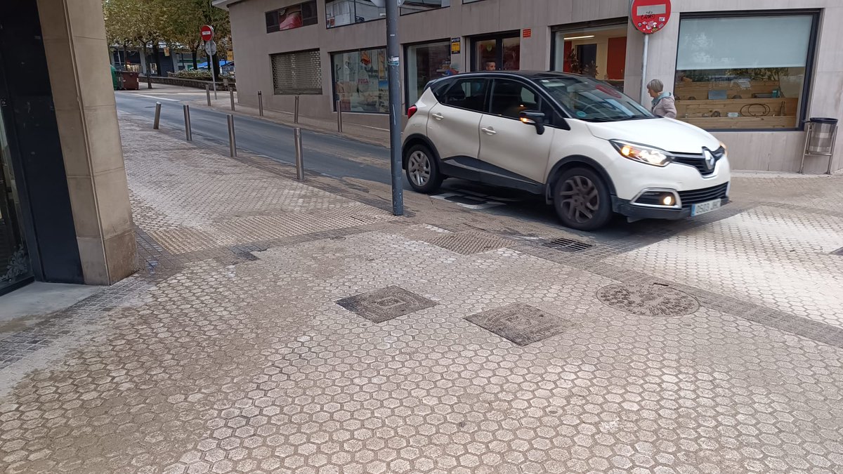 pasaiakoudala's tweet image. ‼️ Trintxerpen gertatutako lur/hondar isuri baten ondorioz, Babes Zibila aktibatu da, oinezkoak irristatzeko edota erortzeko arriskua dagoelako.

Euskadi Etorbidea 31 eta Marinel kalea (Nautikoa) artean ahalik eta kontu handienarekin ibiltzea gomendatzen da.

#Pasaia #Trintxerpe…