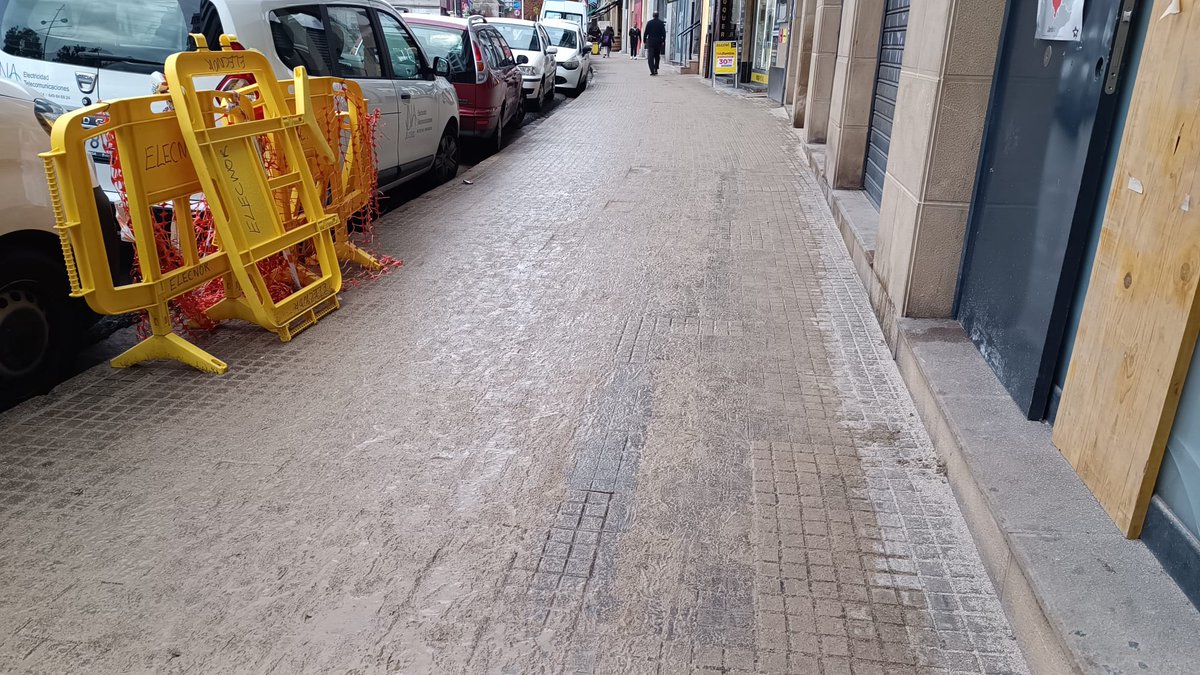 pasaiakoudala's tweet image. ‼️ Trintxerpen gertatutako lur/hondar isuri baten ondorioz, Babes Zibila aktibatu da, oinezkoak irristatzeko edota erortzeko arriskua dagoelako.

Euskadi Etorbidea 31 eta Marinel kalea (Nautikoa) artean ahalik eta kontu handienarekin ibiltzea gomendatzen da.

#Pasaia #Trintxerpe…