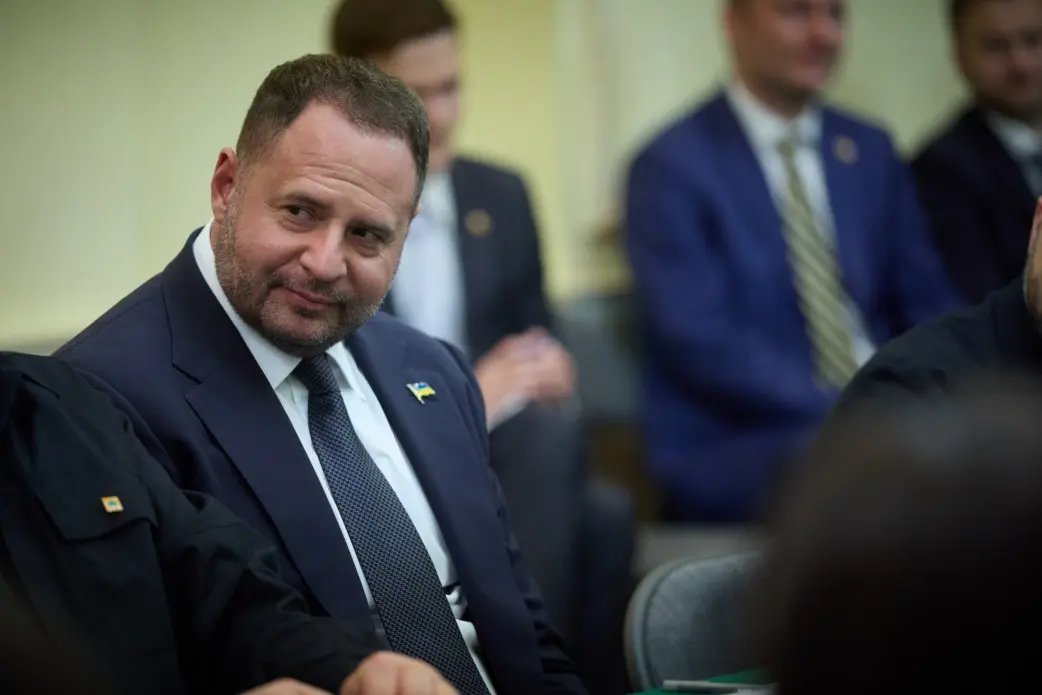 Железняк: У фракції “Слуга народу” назріває бунт, вимагають звільнення Єрмака inforesist.org/ua/zheleznyak-…