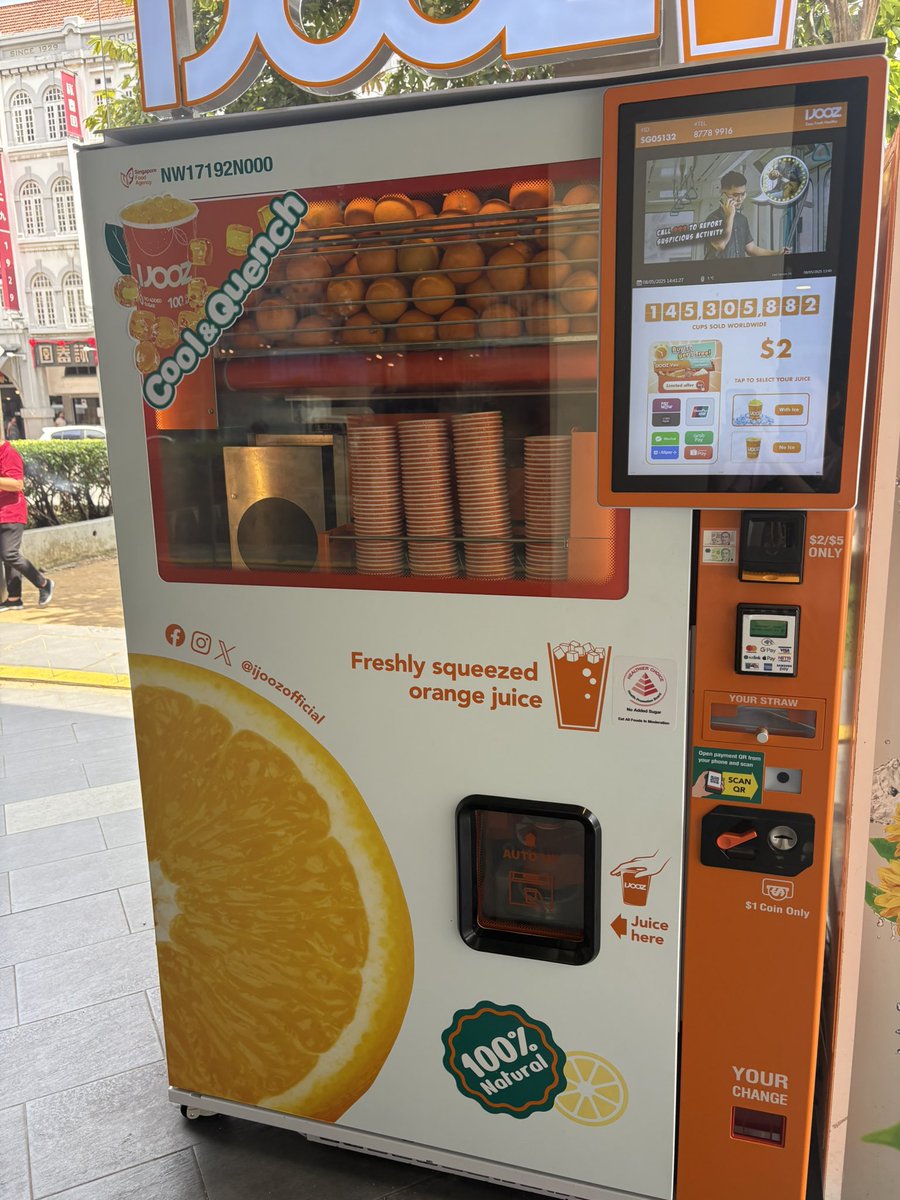 继澳洲罪犯时浩案件之后
新的进展：
今年第三次入境新加坡🇸🇬
到机场先喝了一杯鲜榨果汁🍊
价格和日本差不多、设备都一样

收到新加坡检察厅第三部门的通知、入新加坡做笔录、对罪犯刘华及其同谋林彩屏提起刑事诉讼。

路漫漫其修远兮
吾将上下而求索～

金沙酒店房间大而宽敞
购物中心设施完整