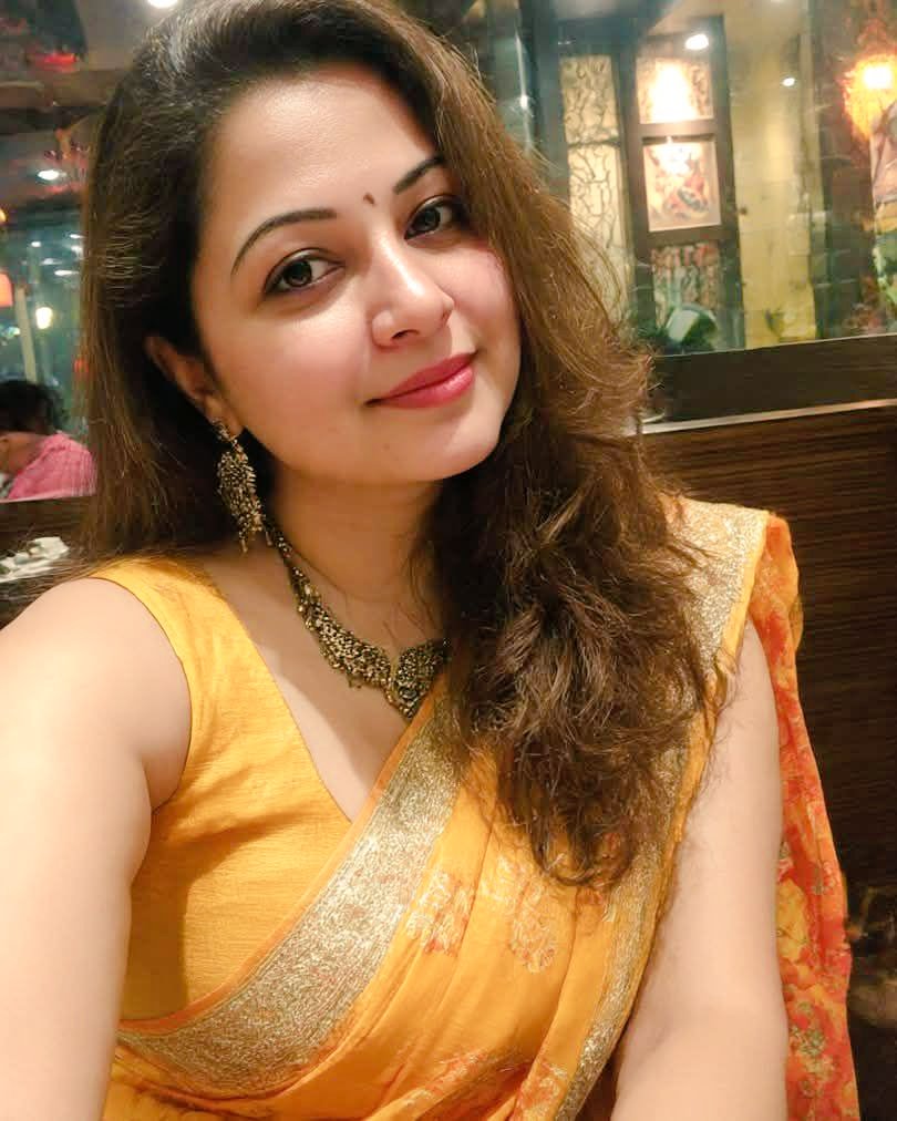 தேவைப்படும் நேரத்தில் நம்மை விட்டுத் தூரமாக நிற்பவர்களும்,

தேவையில்லாத நேரத்தில் நம் அருகில் இருப்பவர்களும்,

நம் கஷ்டத்தை வேடிக்கைப் பார்க்க வந்தவர்களே தவிரப் பகிர்ந்துக் கொள்ளவதற்கல்ல. 🩷