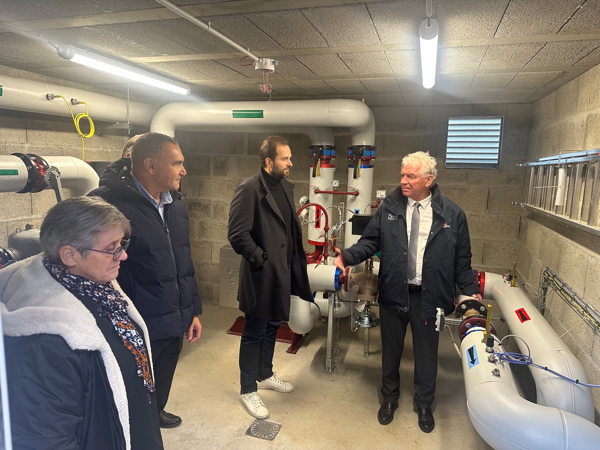 🔥 Brest métropole finalise l’extension du réseau de chaleur à Lambé : Kéraudren, SDIS, Vauban et Lanroze désormais alimentés en énergie à 90 % renouvelable.
💸 –20 % d’énergie, –51 % d’émissions pour Kéraudren.
🌍 663 t CO₂ évitées/an.
Un réseau parmi les moins chers de France.