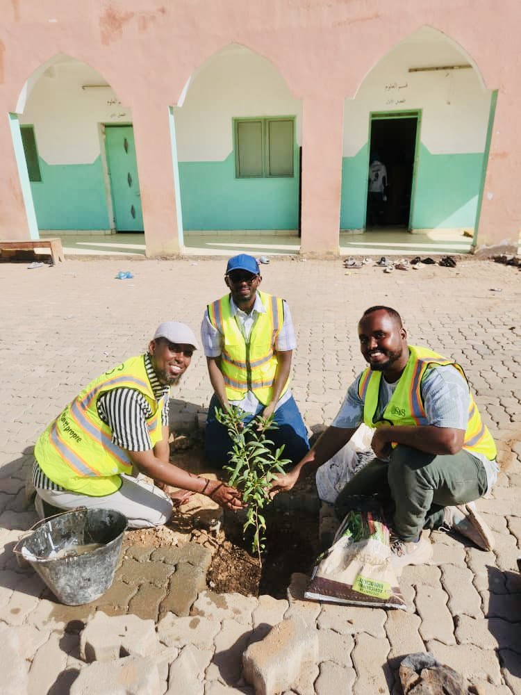 Medoh9FK's tweet image. Actions de plantation et de nettoyage menées par @sos_djibouti pour restaurer nos espaces naturels, comme la facette de l'arrondissement 4 et l'école coranique du Markaz de 🇩🇯