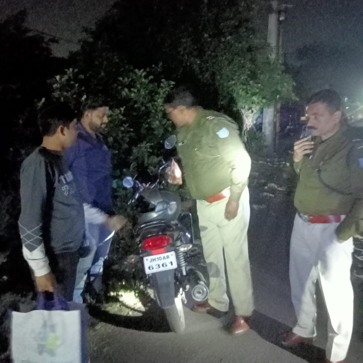 अड्डाबाजी के खिलाफ देर रात तक कार्रवाई, 123 लोग पकड़े गए। #SSP के निर्देश पर सभी थाना क्षेत्रों में सघन चेकिंग। सार्वजनिक स्थानों पर शराब पीते कई लोग हिरासत में।
#DhanbadPolice #PoliceAction #CrimeControl #LawAndOrder #AntiAddabazi #DhanbadNews #JharkhandPolice #SafeCity #SSP