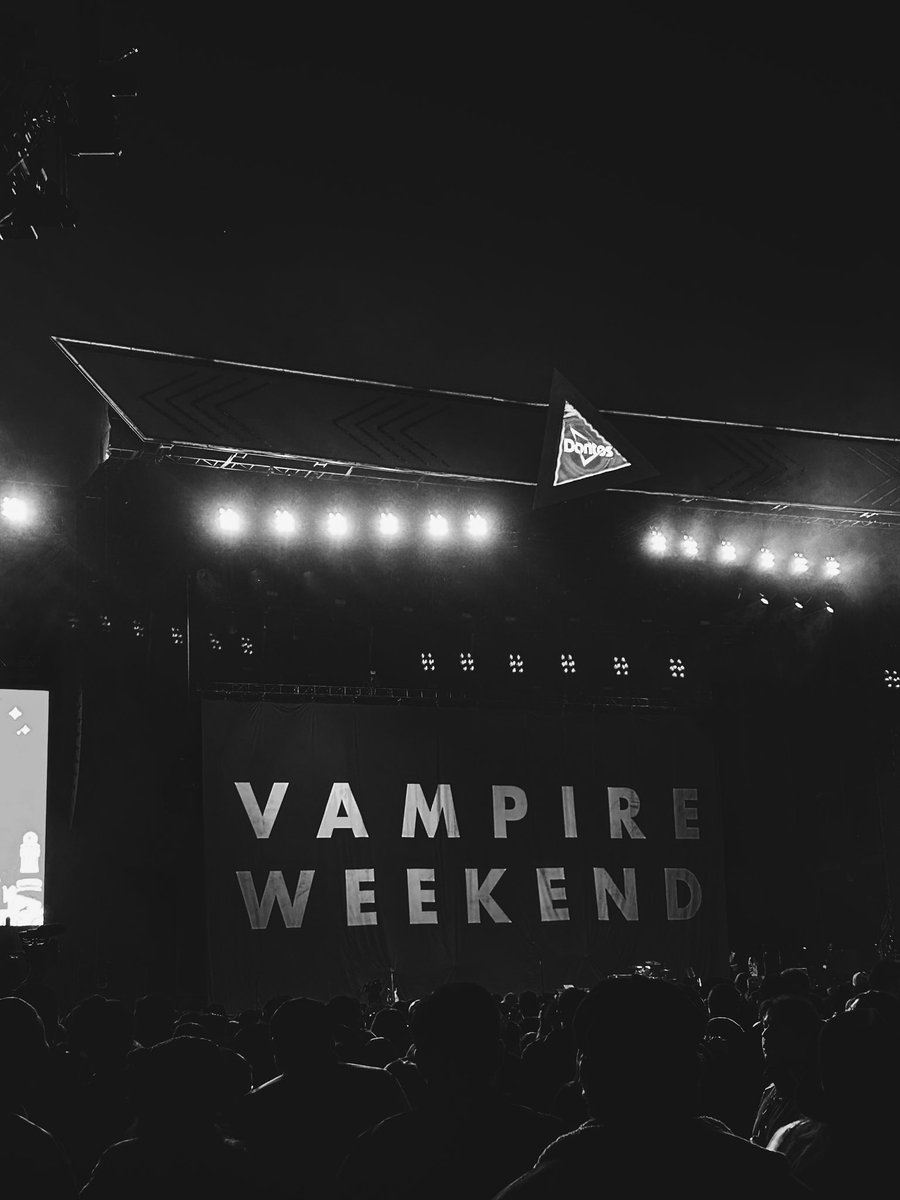 No saben lo mucho que Vampire Weekend marcó mi adolescencia, es una banda ultra especial y verlos de nuevo después de tanto es increíble. Los TKM, no tarden mucho en volver.
