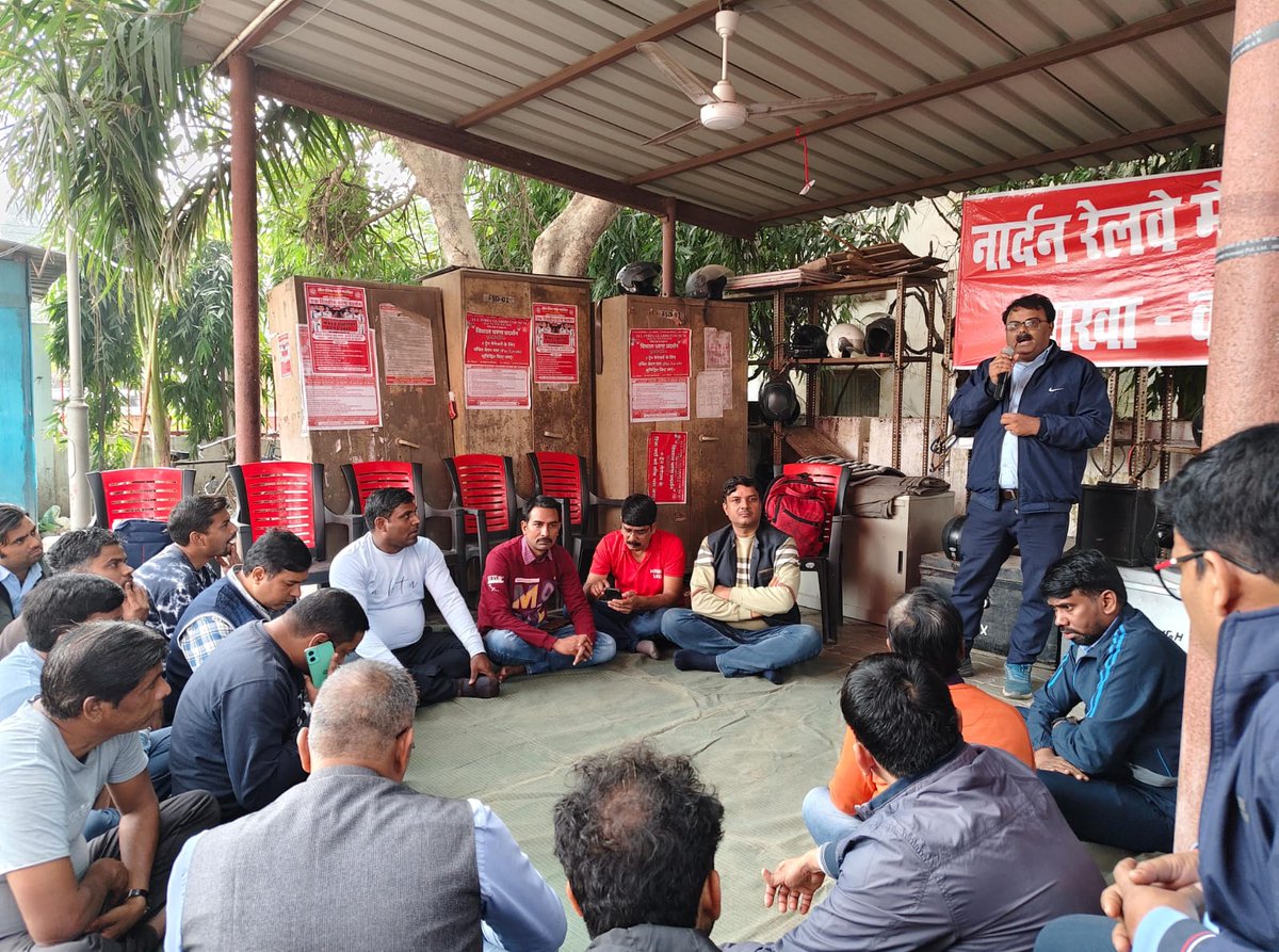 LkoDivisionNRMU's tweet image. आज केंद्रीय नेतृत्व के आह्वान पर लखनऊ मंडल की विभिन्न लोको लॉबियों के सामने सरकार द्वारा KMA अलाउंस में 25% वृद्धि न किए जाने के विरोध में जोरदार प्रदर्शन किया गया।
 #protest #unionforworker #railwayemployees #nrmu #union  #locopilot #runningstaff #lucknownews #RailwayNews