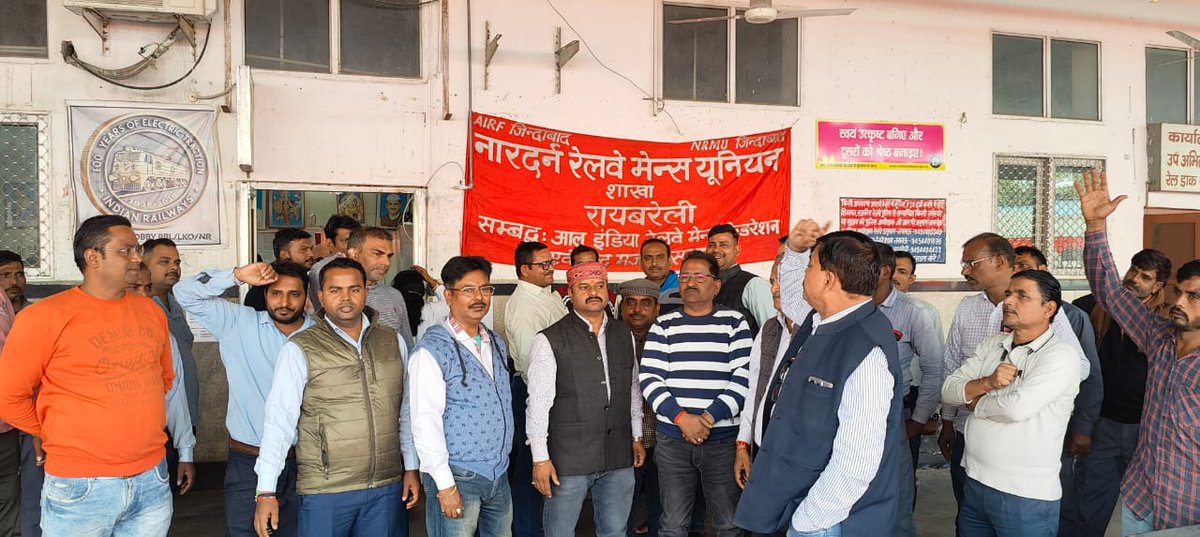 LkoDivisionNRMU's tweet image. आज केंद्रीय नेतृत्व के आह्वान पर लखनऊ मंडल की विभिन्न लोको लॉबियों के सामने सरकार द्वारा KMA अलाउंस में 25% वृद्धि न किए जाने के विरोध में जोरदार प्रदर्शन किया गया।
 #protest #unionforworker #railwayemployees #nrmu #union  #locopilot #runningstaff #lucknownews #RailwayNews