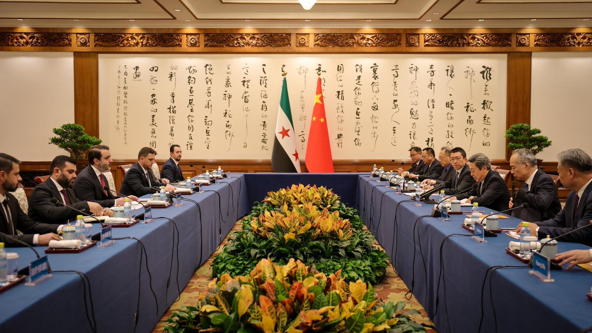 التقى وزير الخارجية والمغتربين السيد أسعد حسن الشيباني، يرافقه رئيس جهاز الاستخبارات العامة السيد حسين السلامة اليوم في العاصمة الصينية بكين عضو المكتب السياسي للجنة المركزية للحزب الشيوعي الصيني وأمين اللجنة المركزية للشؤون السياسية والقانونية السيد تشين وين تشينغ.
وجرى خلال