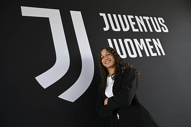 WomenFootballN_'s tweet photo. ✅Anna #Copelli rinnova con la #JuventusWomen ⚪️⚫️

Ad Aprile aveva firmato il primo contratto da professionista con il club bianconero. 

✍️Contratto firmato fino al 30 Giugno 2028

#WFN #SerieAWomen https://t.co/4Hmf1wQsdy
