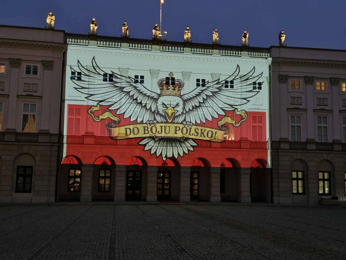 Transfery_'s tweet image. 🚨 🇵🇱 OPRAWA, KTÓRA NIE ZOSTAŁA WPUSZCZONA NA MECZ Z HOLANDIĄ, ZOSTAŁA WYŚWIETLONA NA PAŁACU PREZYDENCKIM!