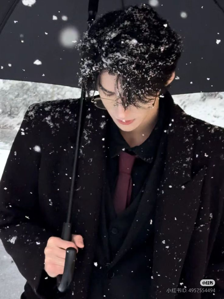 calebpulse's tweet image. These pictures remind me of Dawnbreaker Zayne... another day when he wasn’t himself, his memory lost but this time he hurt the person he loves most, the pain driving his Evol out of control as he let the cold cut into his skin like a blade, punishing himself in the harshest way.