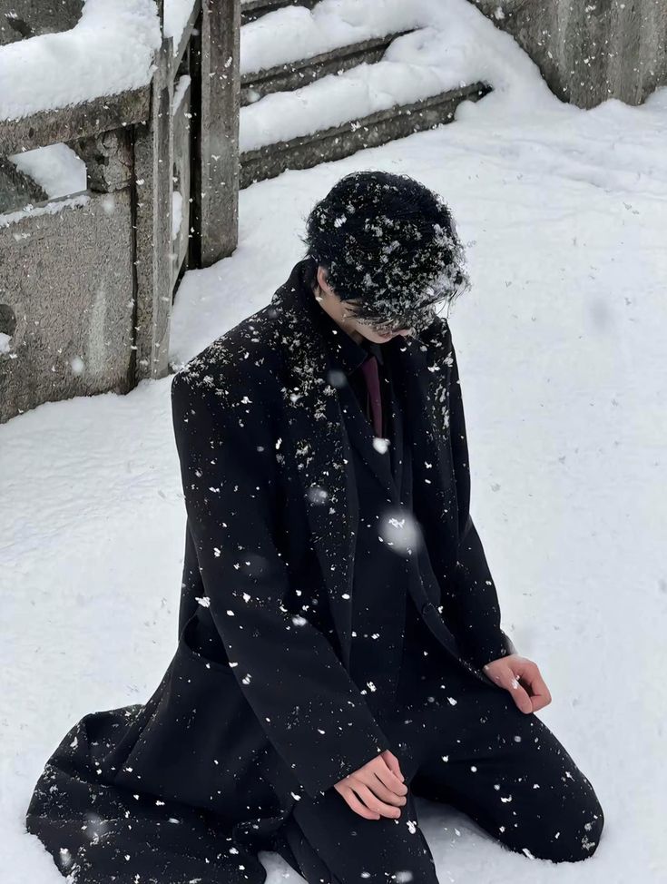 calebpulse's tweet image. These pictures remind me of Dawnbreaker Zayne... another day when he wasn’t himself, his memory lost but this time he hurt the person he loves most, the pain driving his Evol out of control as he let the cold cut into his skin like a blade, punishing himself in the harshest way.