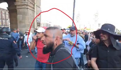 MONCAYOJUAN's tweet image. ⚠️RECONOCIDO. 🆘Este tipo violento con los elementos de la policía a quienes amenazó de muerte ha sido reconocido por usuarios de Facebook como Ubaldo Valderrama Ortiz quien trabaja a las órdenes de la alcaldesa @AlessandraRdlv en el área de plazas y jardines de la colonia Roma.
