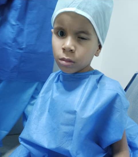 MamaLisVzla's tweet image. Jaime nos necesita, él es paciente de retinoblastoma, y perdió un ojito. Por no haber podido cambiar la prótesis, la cavidad ocular ha crecido debe ser operado.
Necesitamos reunir lo más pronto posible $300 para pagar el implante, el conformador y los insumos.
Quienes puedan…