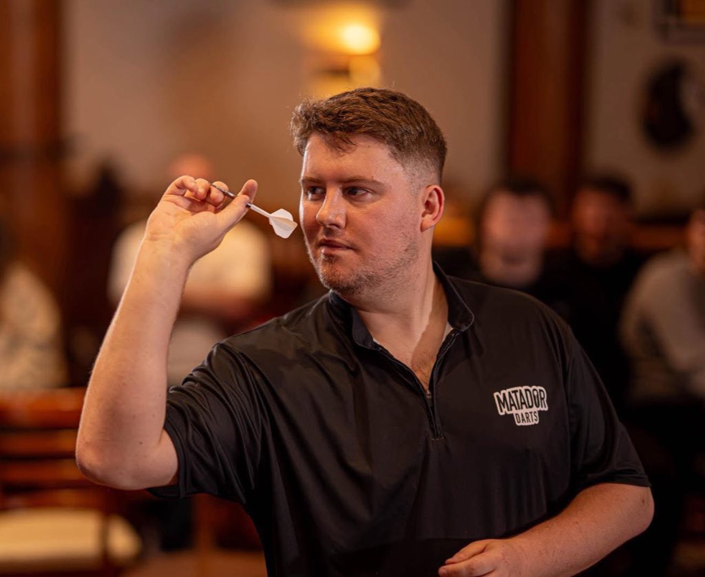 10 years apart, never realised how much my throw has evolved. 

Also never realised how much my shirt size has evolved but shit happens

bonus points to anyone who can point out the darts I’m using in the first photo