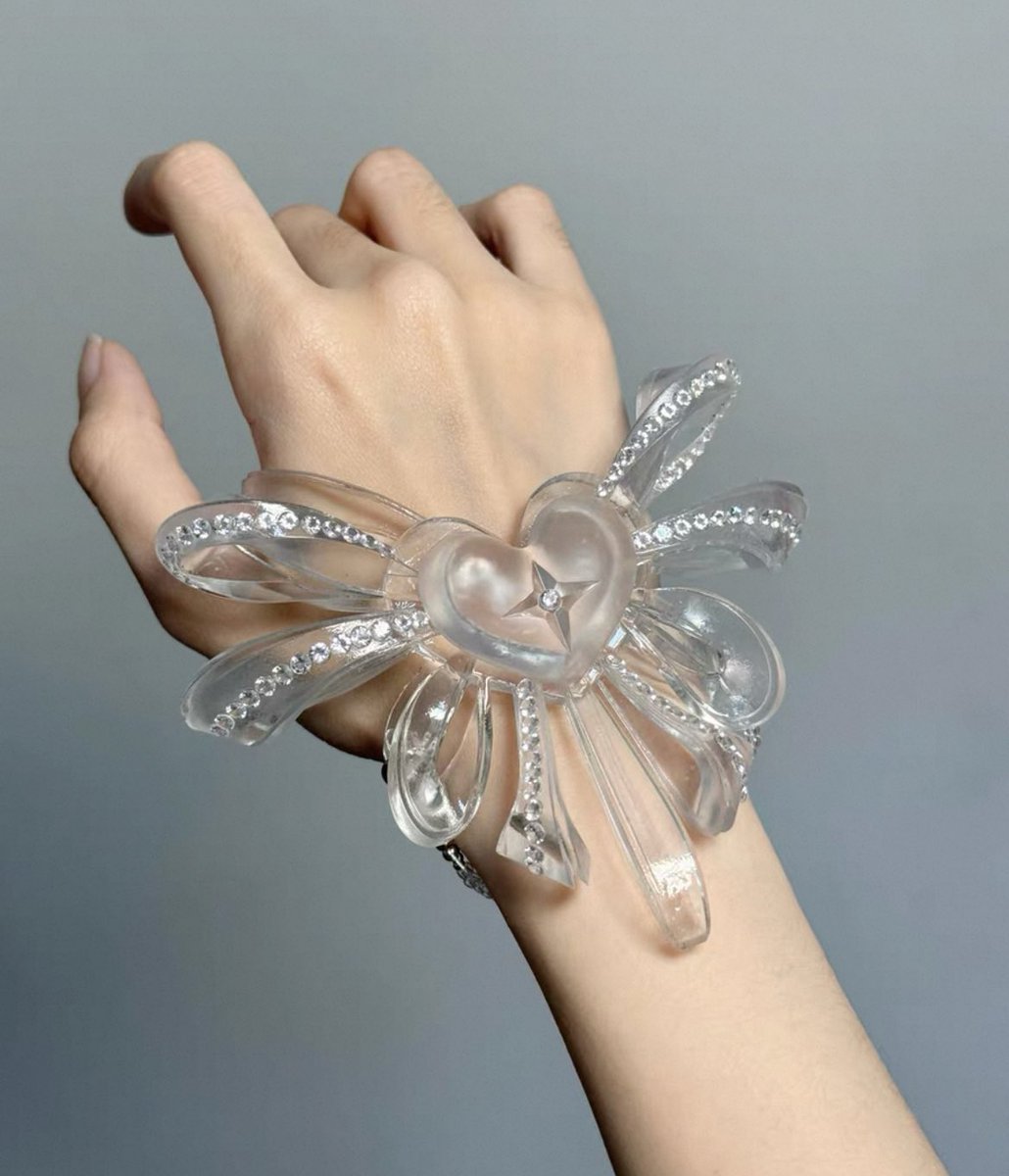 animamundi_'s tweet image. 変身途中バングル めっちゃかわいい 天才じゃん