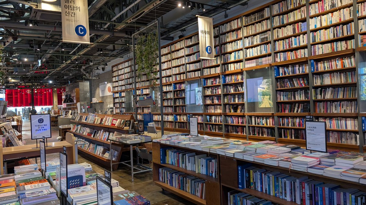 F1963
1963年創業の高麗鉄鋼の工場が2016年にリニューアルされ、複合文化空間に。3年前 여둘톡 で紹介されてから来てみたかった所。工場時代の機材を店内装飾にしたテラロサコーヒーで☕️
YES24 中古書店には買いたい本が入っていなかった。
土日は混むらしいが、月曜午前は⋯⋯。#2025秋韓旅 11.17