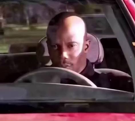 انا كاتب تويتة عادية انتقدت فيها موقف بعض البنات 

البت اللي مبتعرفش تسوق في عربيتها السوزوكي مستنياني اعدي الشارع: