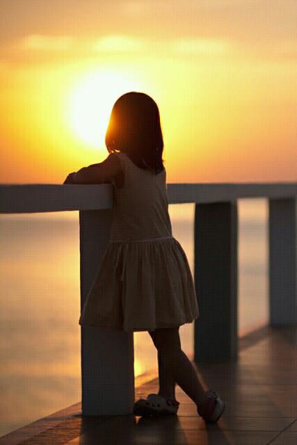 Merayap hitam diantar lembayung
Angin berlari kecil menapak di dedaunan
Mataku mengais sisa-sisa cahaya
Melahirkan kerumunan aksara di kepalaku
Dan yang paling ribut adalah "aku rindu"
———