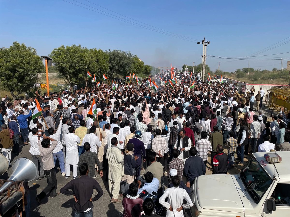 gulsherkhan04's tweet image. डीडवाना कलेक्ट्रेट में कस्टोडियन भूमि के विरोध में चल रहे 8 दिन के धरने और किसानों के जोशिले पैदल मार्च में आज शामिल हुआ।
RLP किसानों की ढाल है—ज़ुल्म बढ़े तो आवाज़ और बुलंद होगी।

@HanumanBeniwal @NarayanBeniwal @RajCMO