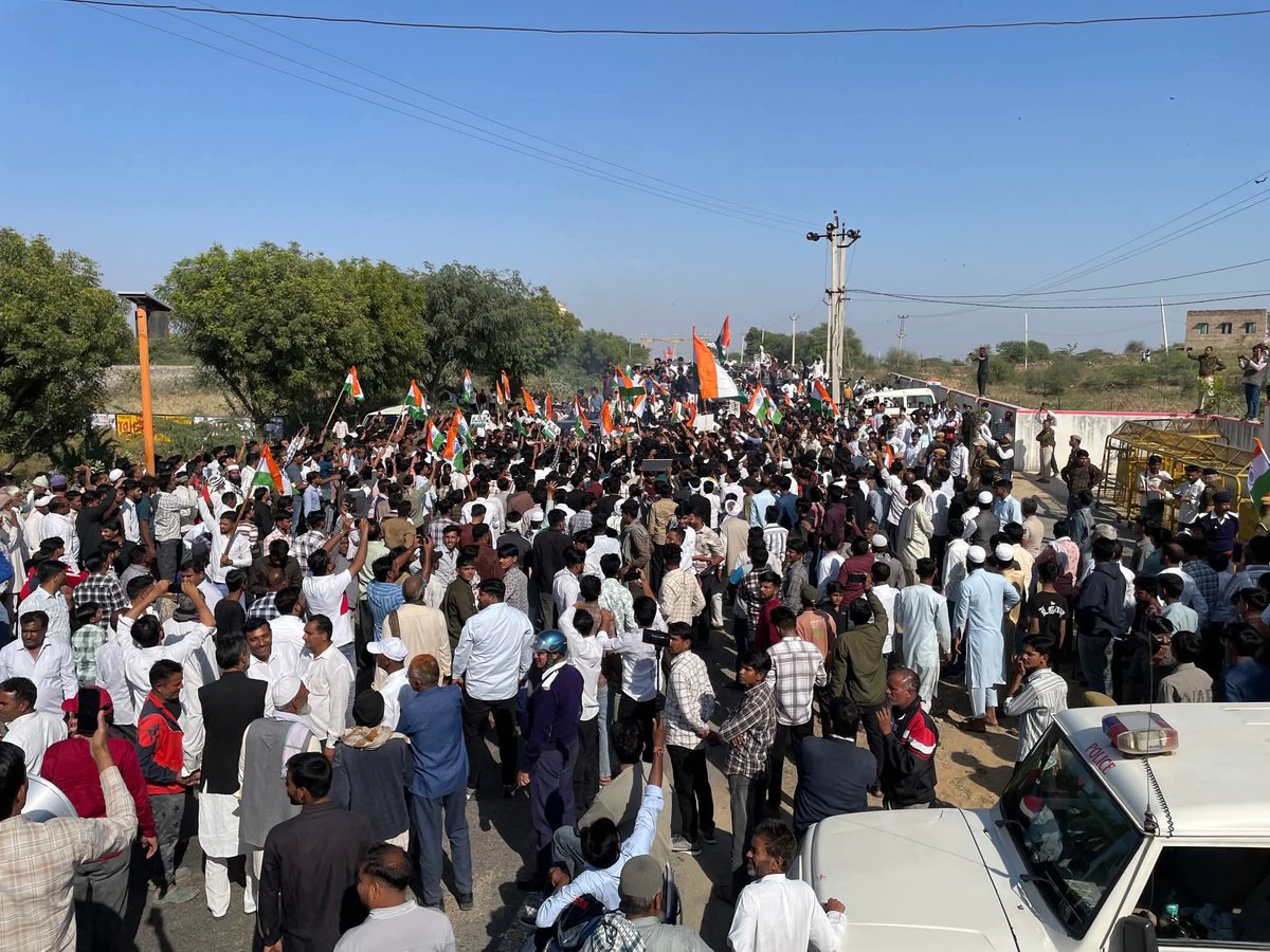 gulsherkhan04's tweet image. डीडवाना कलेक्ट्रेट में कस्टोडियन भूमि के विरोध में चल रहे 8 दिन के धरने और किसानों के जोशिले पैदल मार्च में आज शामिल हुआ।
RLP किसानों की ढाल है—ज़ुल्म बढ़े तो आवाज़ और बुलंद होगी।

@HanumanBeniwal @NarayanBeniwal @RajCMO