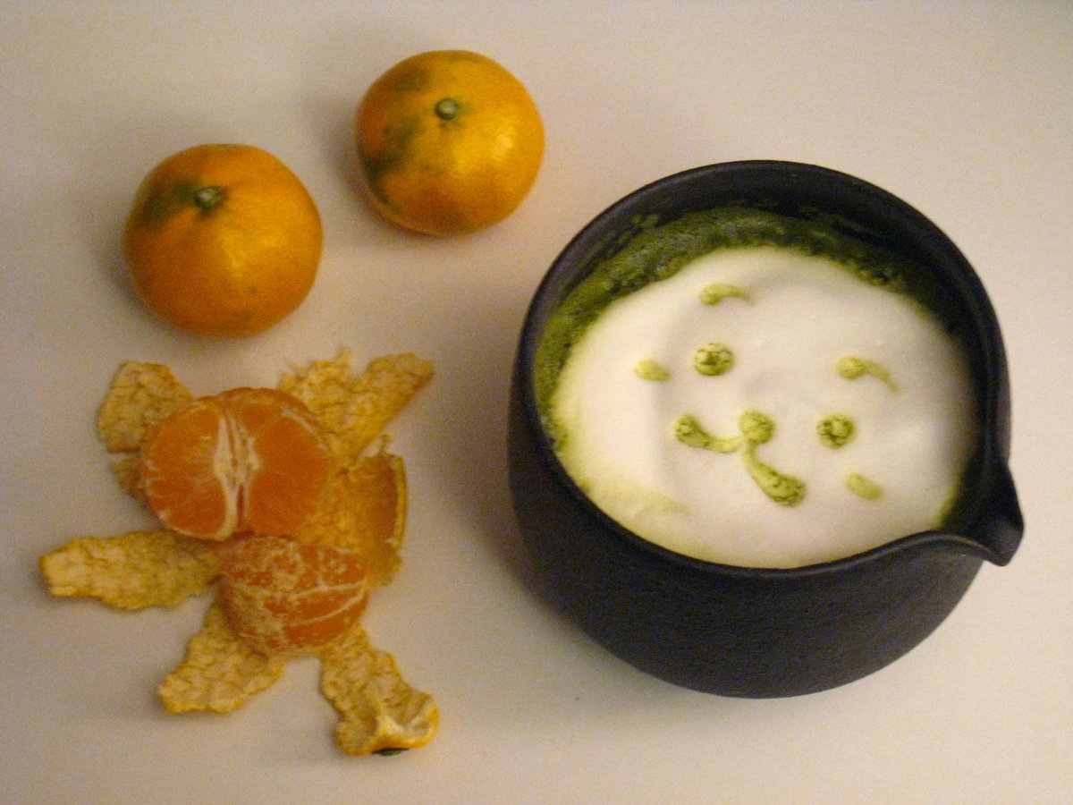 말차라떼와 노지감귤
밀크프로더 돌렸더니 우유 거품이 상상 그 이상.. 당황스러웠지만 멋진 표정 그려서 마무리 🐶