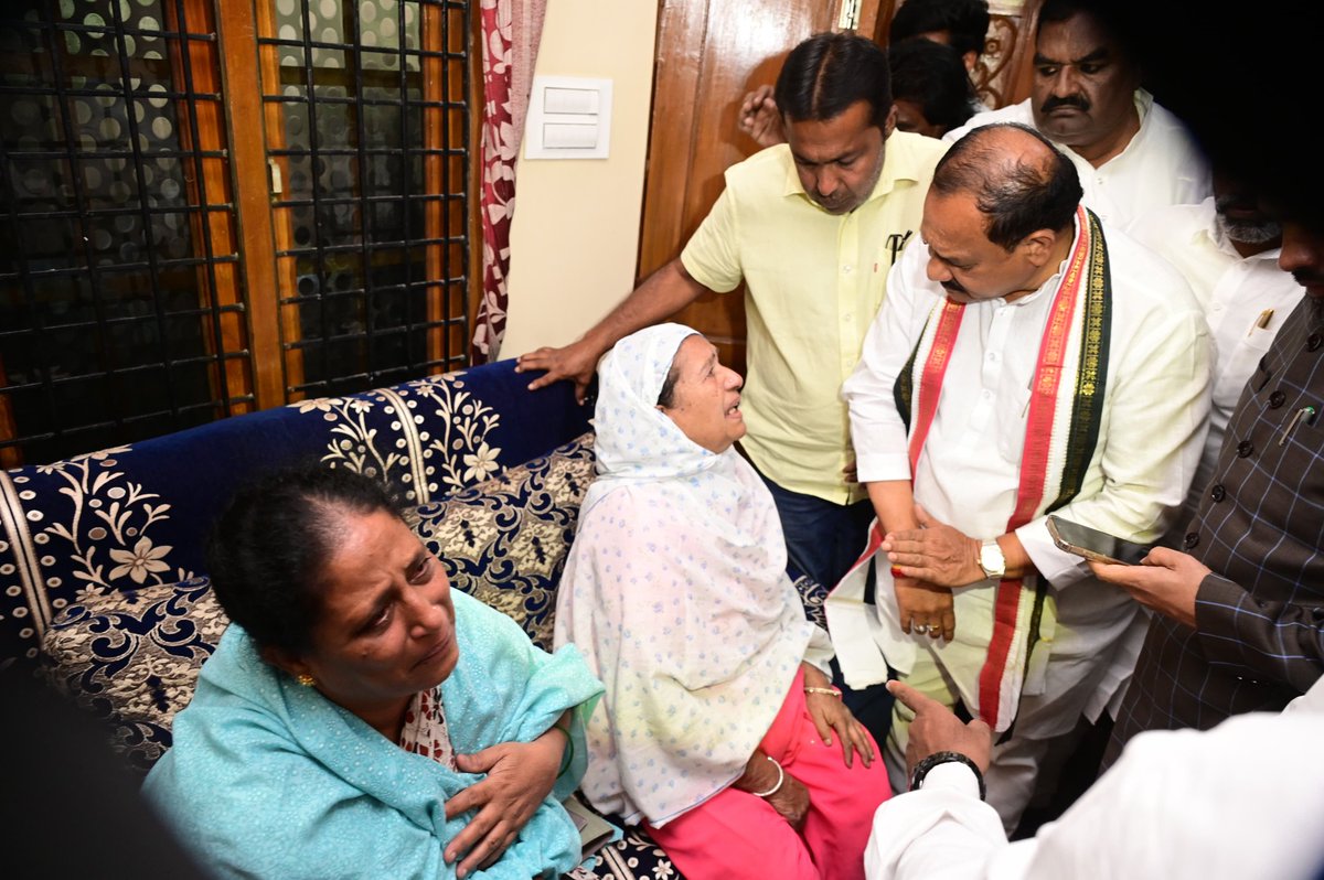 jsuryareddy's tweet image. #SaudiArabiaBusFire :

In Tragic #BusAccident (#BusFire), 45 Indian #Umrah Pilgrims, from #Hyderabad  died, who were travelling in a bus from #Makkah (#Mecca) to #Madinah ( #Medina) in #SaudiArabia . 

VC Sajjanar, CP, Hyderabad City Police said:

A total of 54 people were