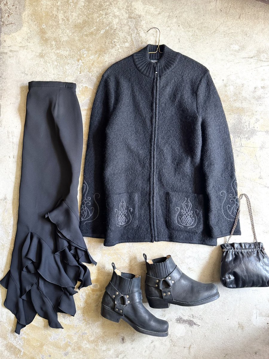 lightcave_alice's tweet image. ブラックコーデのアクセントになってくれるロングスカート
WEB SHOP掲載中です

ブラックデザインスカート USED | LIGHT CAVE ATTIC OF ALICE atticofalice.theshop.jp/items/84223067