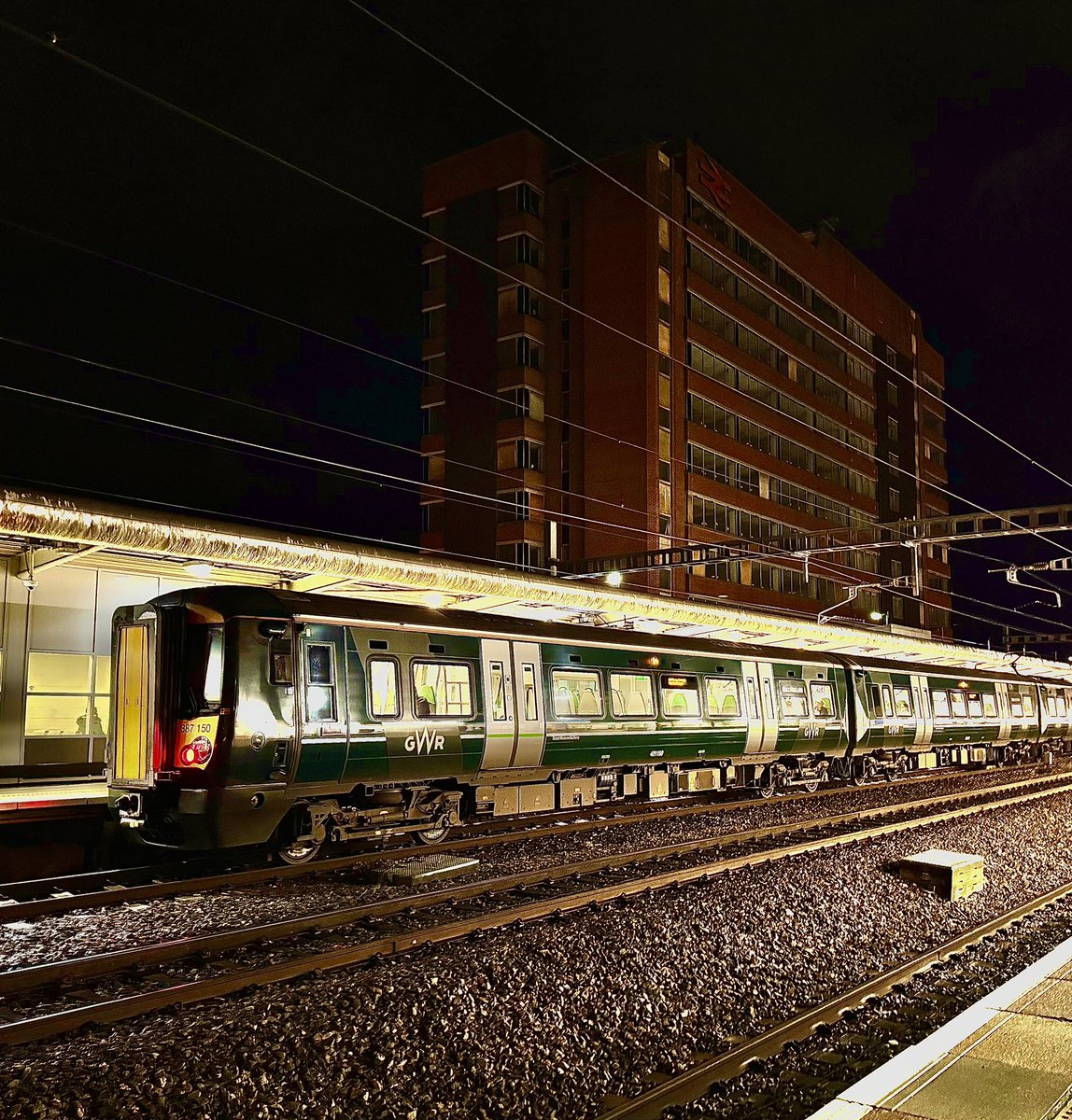 kingy69beard's tweet image. #ElectricMonday with a @GWRHelp #Class387 alongside the iconic Signal Point building at Swindon station during a recent nocturnal visit