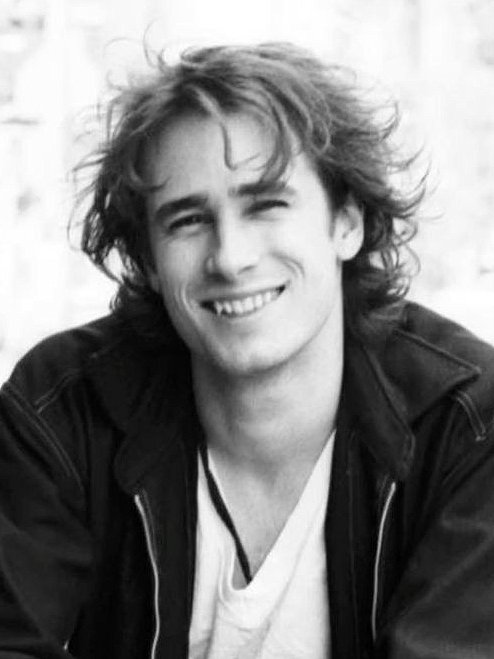 acervobuckley's tweet image. hoje, se estivesse vivo, jeff buckley estaria completando 59 anos! 

a beleza da sua alma e da sua arte segue eterna, vivendo em cada um de nós. 🤍⭐️