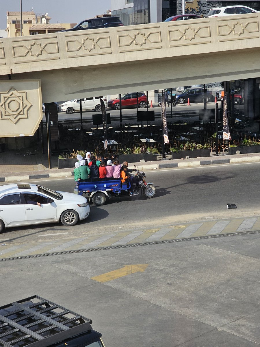 للاسف المهزلة دي مش بتحصل في الارياف
ولا الصعيد
ولا عشوائيات القاهرة والاسكندرية
بل في قلب التجمع الخامس
اللي المفروض كل حاجة فيه عليها العين
اطفال مدارس ابرياء متحملين على تروسكل
بدون ادنى حماية
زي ما بيحملوا المواشي
بل المواشي بيحموها ويربطوها وبتبقى العربية مقفولة
مش اول مرة